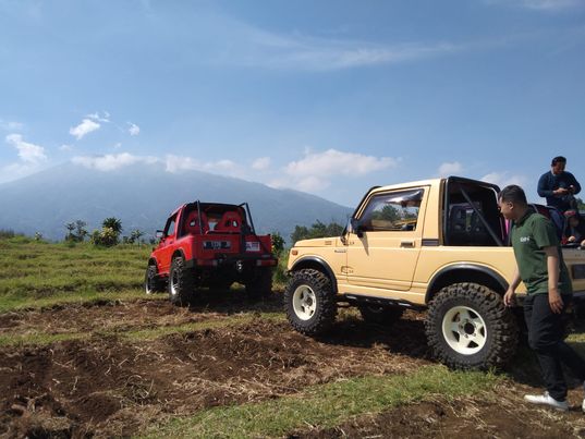 Wisata Seru Pacu Adrenalin Naik Jeep di Kota Batu