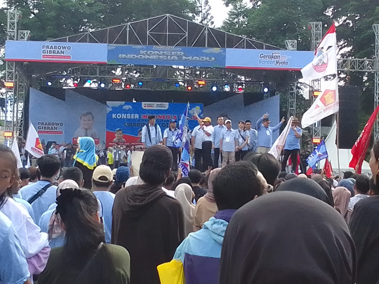 Massa Pendukung Prabowo-Gibran Padati Konser Indonesia Maju di Tangerang
