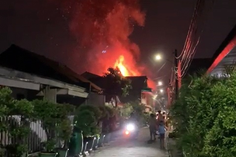 Lagi Ditinggal Mudik, Rumah Ayam Potong di Karawaci Tangerang Ludes Terbakar